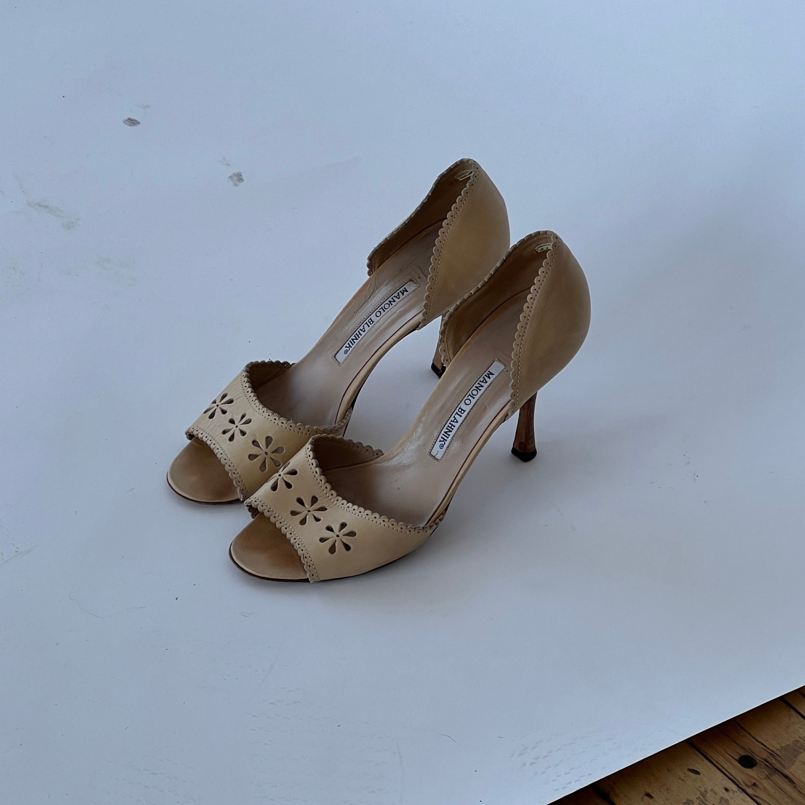 テ*ー様 Manolo Blahnik ベージュハイヒール 37.5 24cm Authentic MANOLO BLAHNIK Metallic Leopard Print D'Orsay Peep